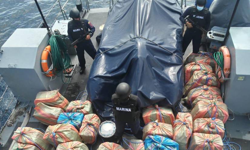 Manta: incautan cerca de una tonelada de droga que había sido arrojada al mar