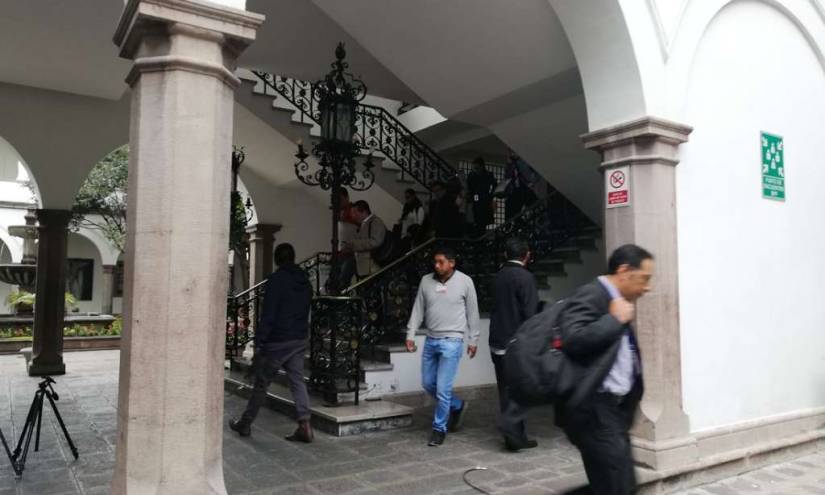 Militares evacuaron a periodistas de Carondelet