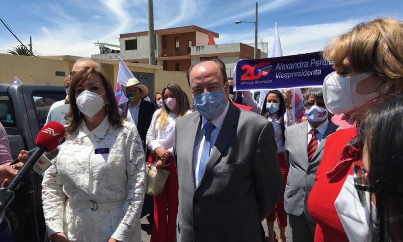 Gustavo Larrea acepta candidatura presidencial ante CNE