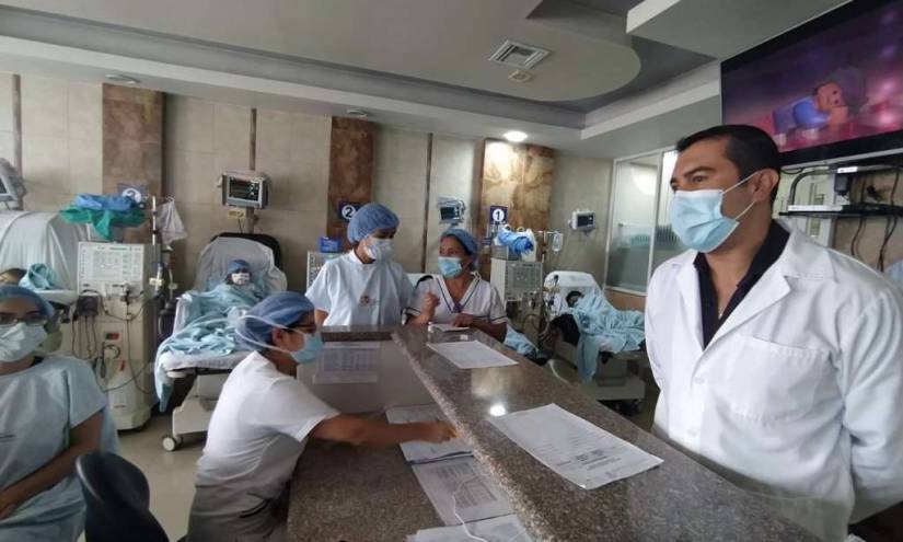 Sistema de salud en Ecuador presenta bajas por atender la emergencia sanitaria