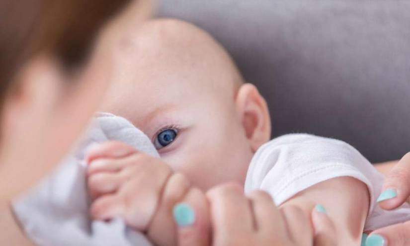 Piden no separar a madres con COVID de recién nacidos