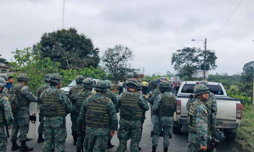 General crítico de Correa, al frente de las FF.AA.