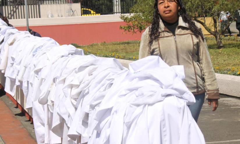 Médicos de Portoviejo y Cuenca cuelgan mandiles en protesta a Código Penal