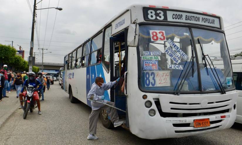 Transportistas piden alza de pasajes tras aumento del diesel