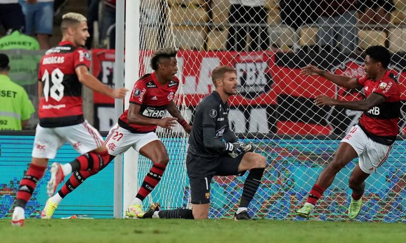 Barcelona pierde 2-0 y sufre una expulsión ante Flamengo