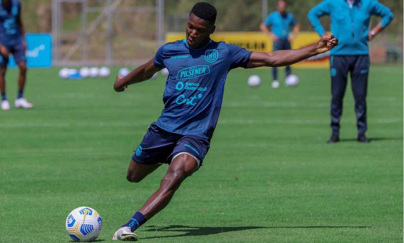 La 'Tri' entrena a doble jornada en el estadio de Barcelona SC