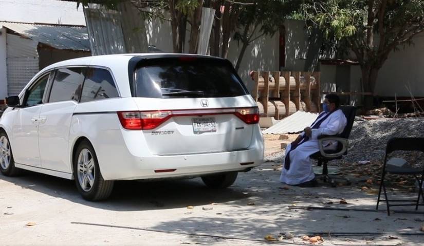 México: sacerdotes confiesan directo al automóvil para evitar el coronavirus