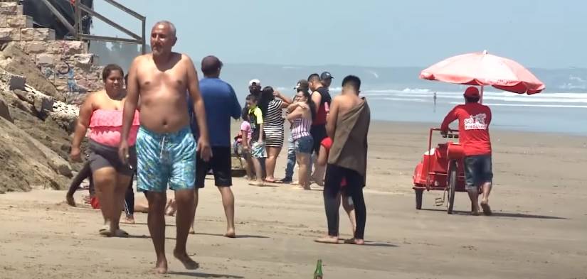 Decenas de personas se bañaron en la playa Montañita