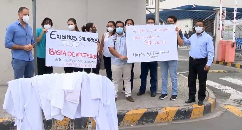 Guayaquil: 63 trabajadores de salud exigen pago de sueldos