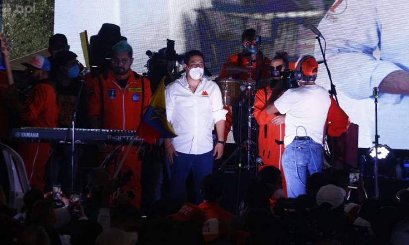 Acompañado de Correa, Arauz cierra campaña en Quito