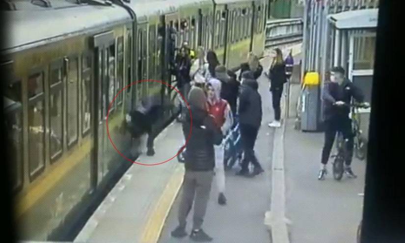 Jóvenes acosan a varias chicas en una estación de tren y hacen caer a una de ellas a las vías