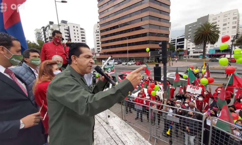 Lucio Gutiérrez inscribió su candidatura a la Presidencia