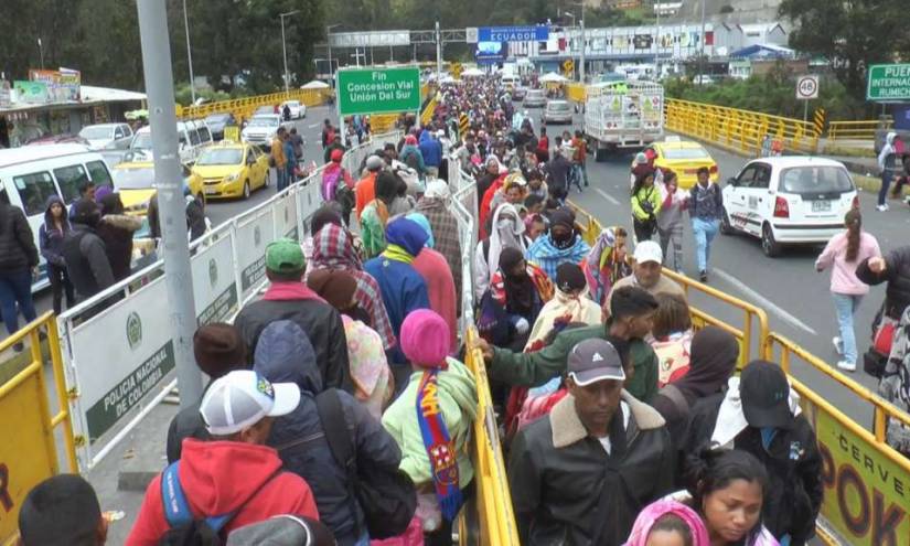 Largas filas de venezolanos para ingresar a Ecuador