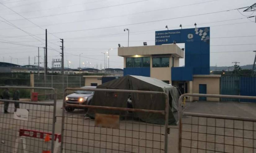 Un muerto y policías secuestrados en cárcel de Guayaquil