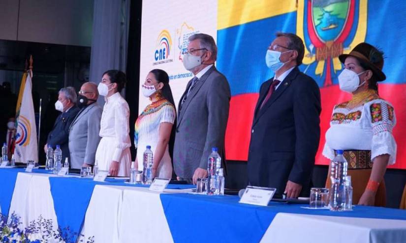 Autoridades inauguran jornada de comicios generales