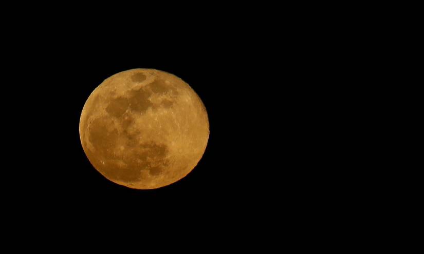 Vuelve la superluna roja para recordar el valor de la exploración espacial