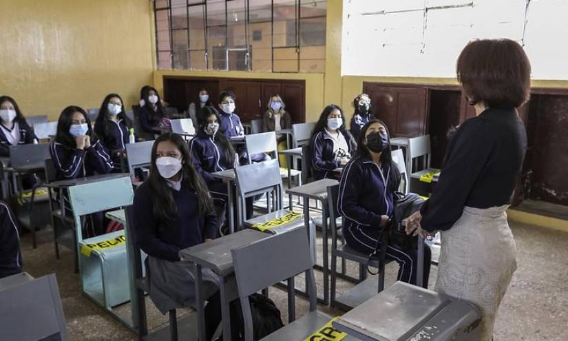 Padres y especialistas cuestionan el plan de retorno a clases presenciales.