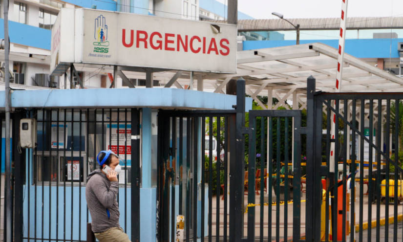 Destituyen a funcionarios de Salud por vacunarse contra COVID-19