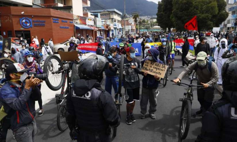 Estudiantes de Universidad Central de Quito protestan por recorte presupuestario