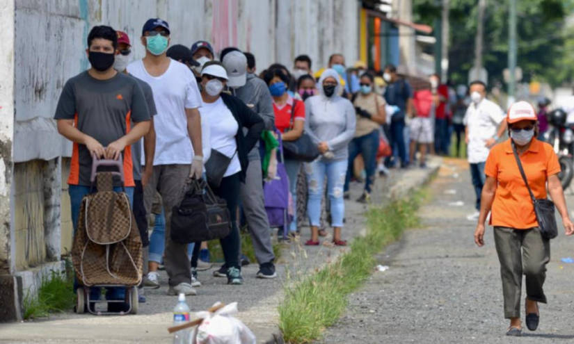 El 89,5 % de ecuatorianos cree que el país va por &quot;mal camino&quot;, según Cedatos