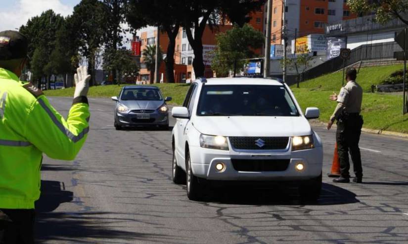 Coronavirus: más de 10 carros sancionados en Quito por incumplir restricción vehicular