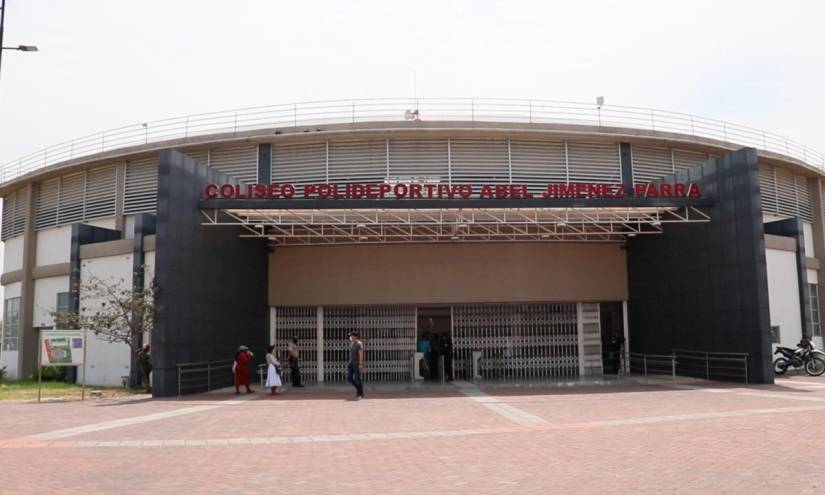 En contraste con el día jueves, hoy pocos familiares se acercaron al Coliseo Abel Jiménez Parra.