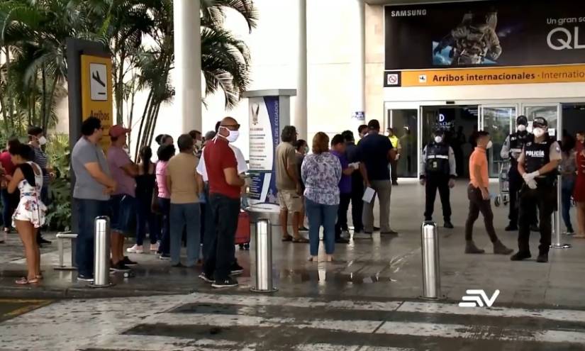 Coronavirus: ecuatorianos se apresuran en arribar a aeropuertos