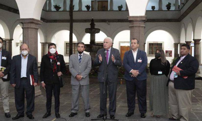 El ministro Marcelo Cabrera (quinto de izq. a der.) se reunió con dirigentes del sector del transporte.