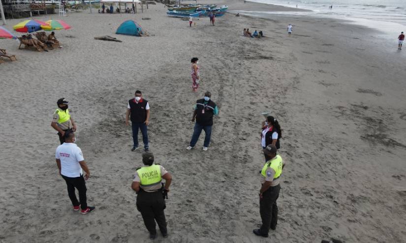 Pese a las restricciones bañistas fueron desalojados de algunas playas