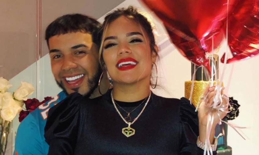 La caída de Anuel AA en show de Karol G