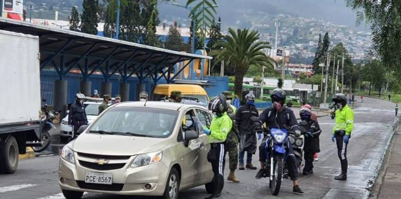 Estrictos controles en Quito para el uso de salvoconductos