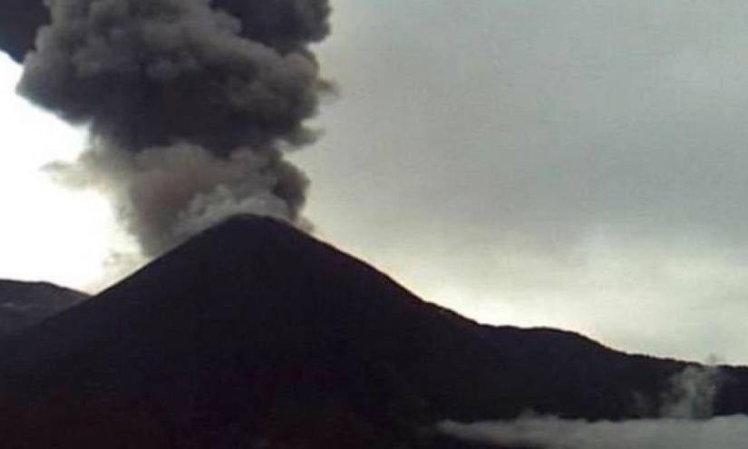 Volcán Reventador continúa emanando cenizas